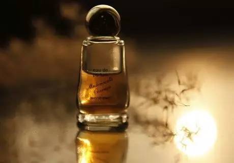 what??？“香”艷的美女成了辦公室污染源，甲醛治理非常必要！