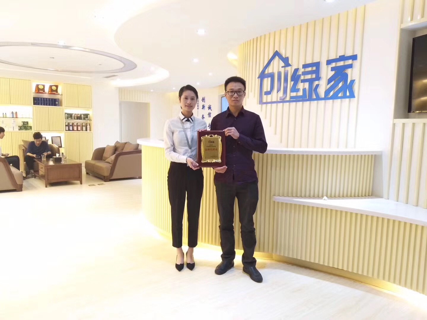 熱烈祝賀劉總簽約創綠家銅仁市縣級代理！