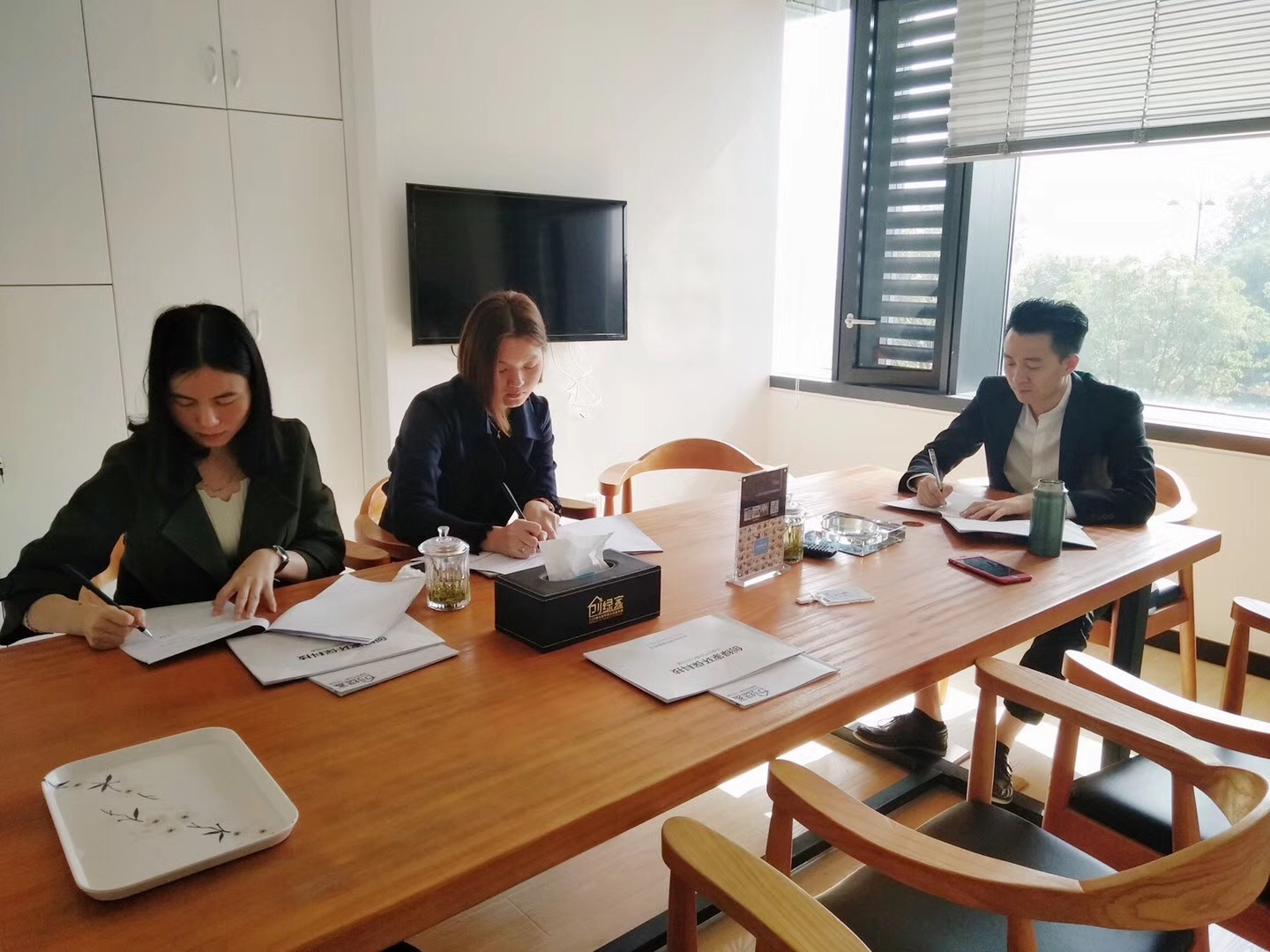 熱烈祝賀楊總、潘總簽約創(chuàng)綠家茂名市區(qū)級代理！