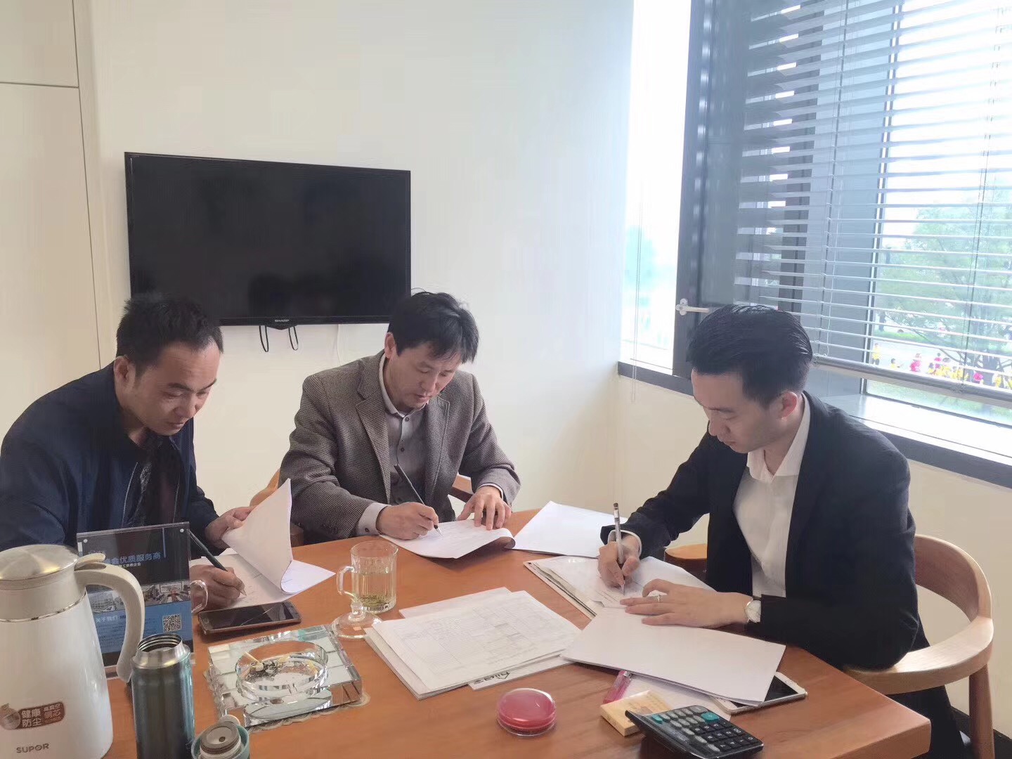 熱烈祝賀王總、葛總簽約創綠家蘇州市區級代理！