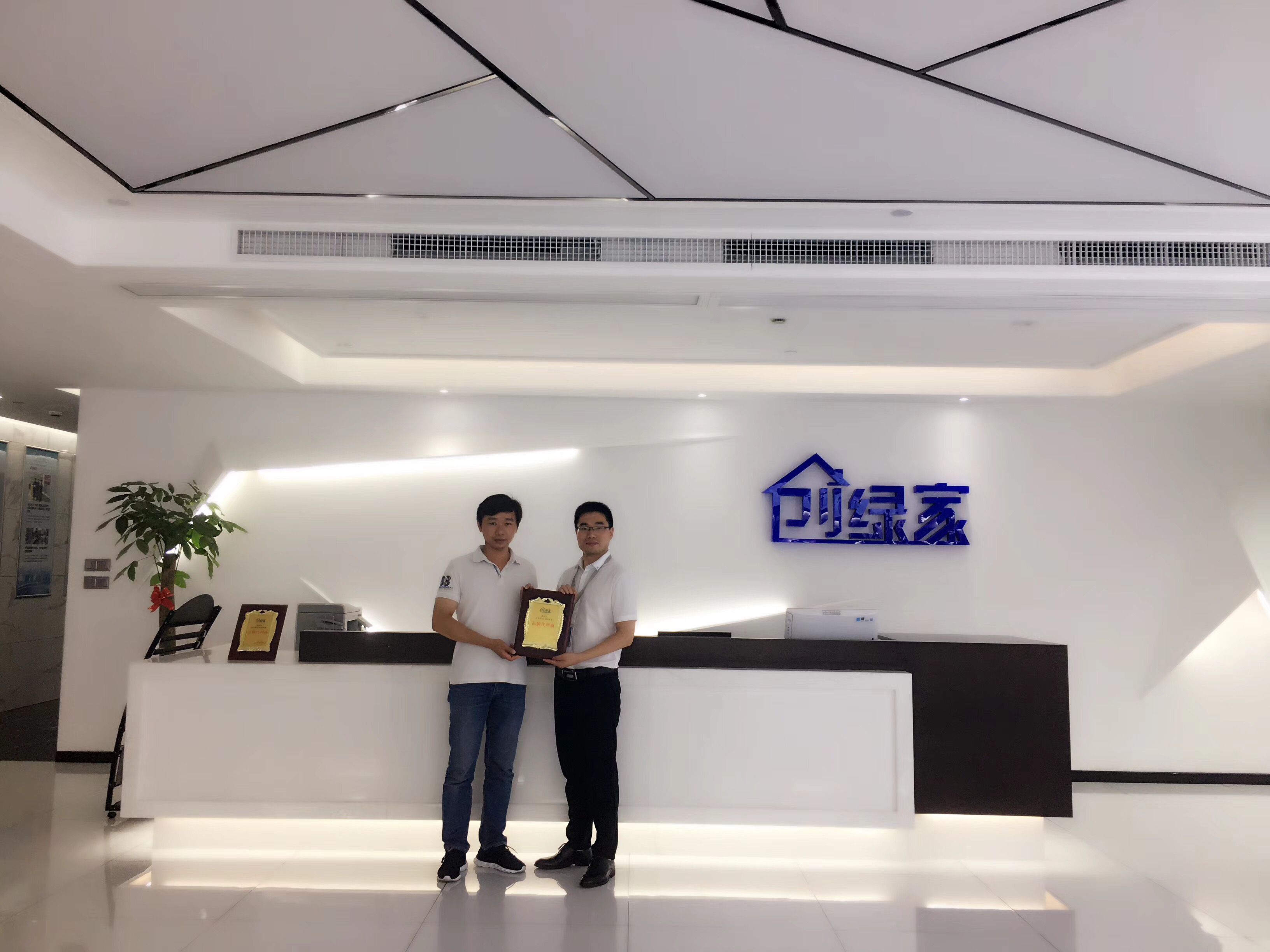 熱烈祝賀陳總簽約創綠家鄂爾多斯市區級代理！