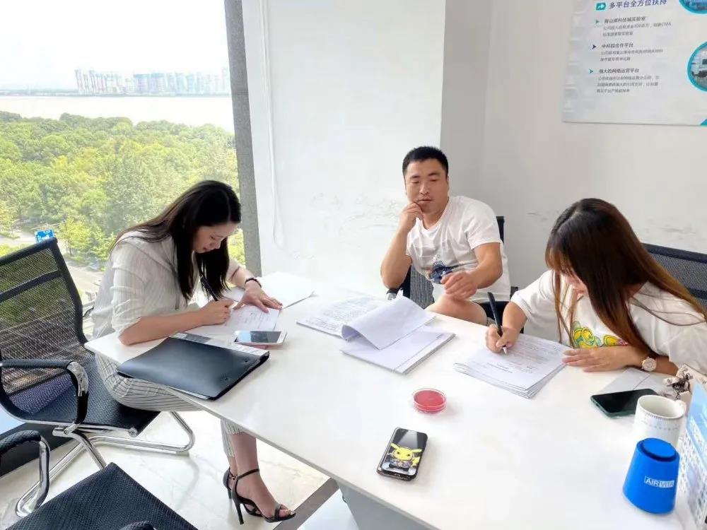 熱烈祝賀高總夫婦簽約創綠家河北省張家口市區級代理！