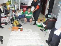 廚房水管破裂傳出刺鼻性氣味,原以為是鄰居家裝修后除甲醛沒到位,沒想到是“絕命毒師”