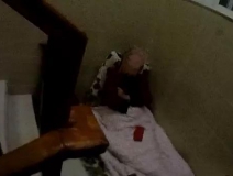為了幫兒子收快遞,南京老夫妻被迫睡樓道